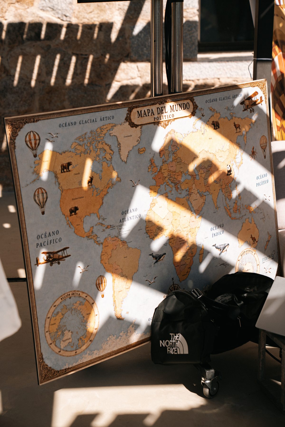 Mapa del mundo ilustrado en el stand de Maravia
