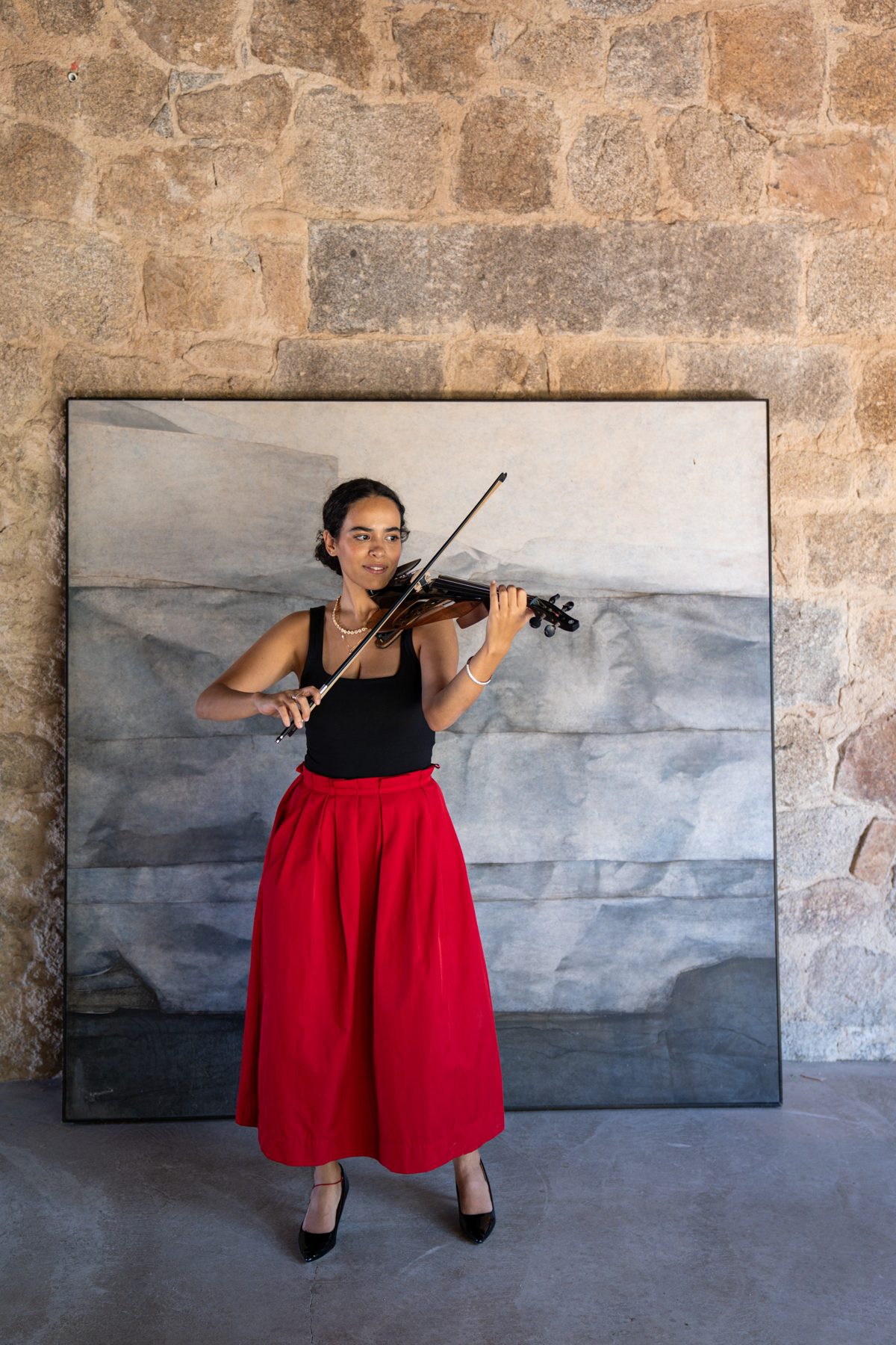 Violinista actuando en directo durante el evento