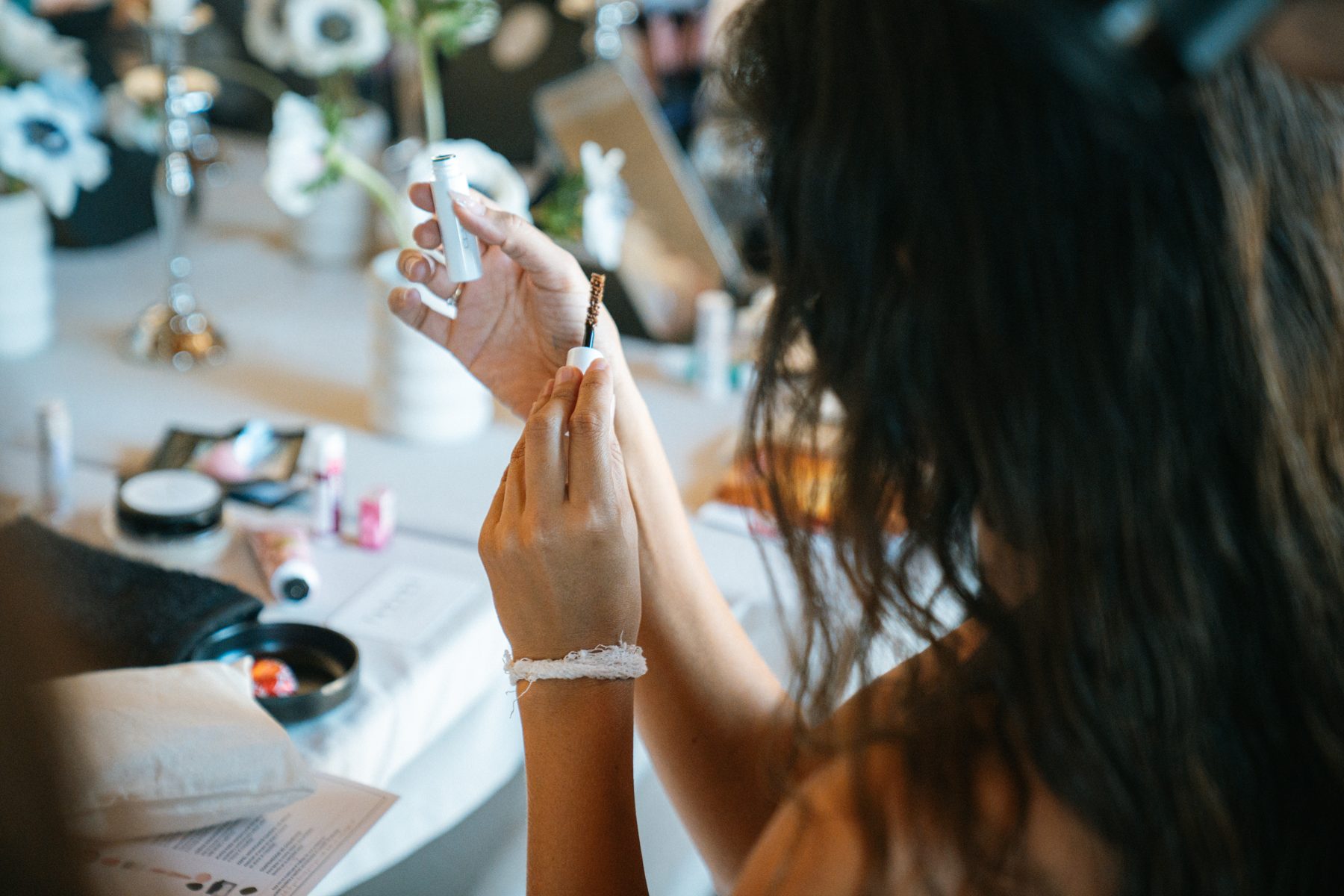 Detalle de un producto de maquillaje en el taller de belleza