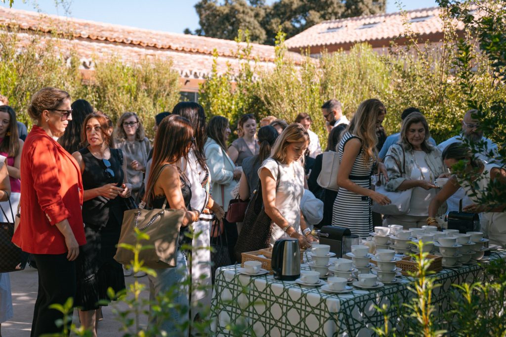 Asistentes a #SíQuiero conversando en el jardín de Vestige Navalagamella durante el café de networking